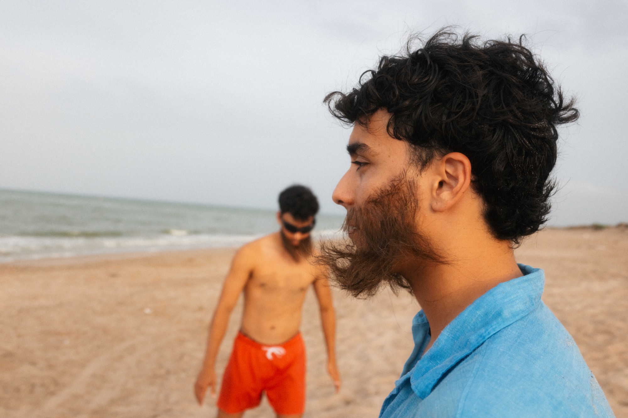 Primer plano de un protagonista con barba de caracterización